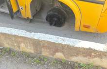 «Улетело в речку»: в Ярославле у автобуса с пассажирами отвалилось колесо