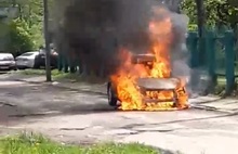 В Ярославле среди бела дня полыхают машины: видео