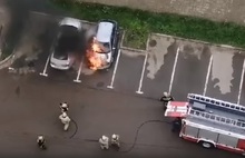 В Ярославле среди бела дня полыхают машины: видео