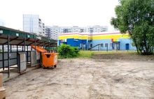 «Вонь и крысы»: в Ярославле новый детский сад окружили помойками