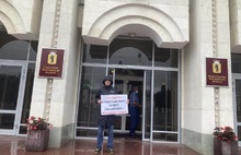 В Ярославле прошли одиночные пикеты против депутата-единоросса