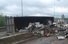 В Ярославле на мосту перевернулась фура: видео с места ДТП