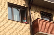 «Полиция и МЧС не едут»: ярославцы пытаются спасти малышку от падения с четвертого этажа