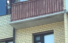 «Полиция и МЧС не едут»: ярославцы пытаются спасти малышку от падения с четвертого этажа