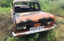 «Красивый был»: в Ярославле сожгли раритетный автомобиль