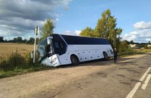 В Ярославской области автобус с пассажирами вылетел в кювет