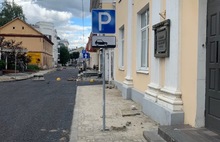 Безопасно и качественно: в центре Ярославля дорожный знак установили посередине тротуара