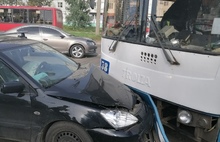 В Ярославле троллейбус в лобовую столкнулся с иномаркой