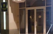 Хулиганы разбили дверь в здание ярославского правительства