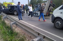 В Ярославле «лоб в лоб» столкнулись легковушка и грузовик: машины превратились в груду металла