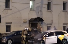 Вместо салюта: в центре Ярославля полыхал автомобиль такси