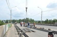 На Октябрьском мосту Ярославля сегодня работало два крана, три КАМАЗа, экскаватор и бульдозер