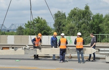 На Октябрьском мосту Ярославля сегодня работало два крана, три КАМАЗа, экскаватор и бульдозер