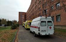 В депздраве прокомментировали очереди из «Скорых», выстроившиеся у ярославского ковид-госпиталя