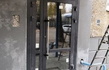 «Как в Европе»: в подъездах брагинской многоэтажки сделали стеклянные двери