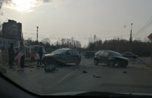В Ярославле в аварию попала машина автошколы: видео столкновения