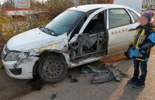 В Ярославле в аварию попала машина автошколы: видео столкновения