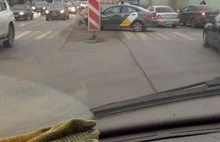 В Ярославле автомобиль такси снес светофор