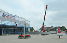 В Ярославле начали устанавливать памятник «Локомотиву». С фото
