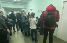 В ярославской поликлинике выстроились огромные очереди на выписку: видео
