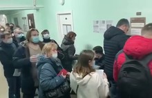 В ярославской поликлинике выстроились огромные очереди на выписку: видео