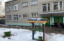 В Ярославле с крыши детского сада упал ремонтник