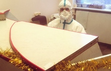 В ярославском ковид-госпитале поставили новогодние ели для пациентов