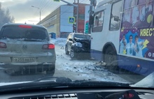 В Ярославле иномарка столкнулась с троллейбусом: видео