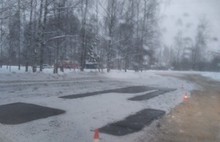 «Кладут в снег»: в Ярославле заделывают ямы на проспекте Машиностроителей
