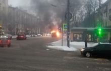 Сгорел на работе: в Ярославле полыхает снегоуборочная техника
