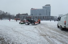 На место сбора митингующих в Ярославле приехала снегоуборочная техника