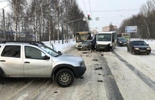 «В городе десятки аварий»: фото и видео с мест ДТП в Ярославле