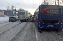 «В городе десятки аварий»: фото и видео с мест ДТП в Ярославле