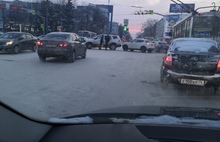 «В городе десятки аварий»: фото и видео с мест ДТП в Ярославле