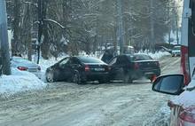 «В городе десятки аварий»: фото и видео с мест ДТП в Ярославле