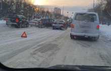 «В городе десятки аварий»: фото и видео с мест ДТП в Ярославле