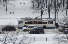 Чтобы доехать на работу, ярославцам приходится толкать троллейбусы