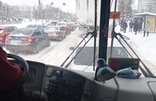Чтобы доехать на работу, ярославцам приходится толкать троллейбусы