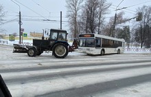 В Ярославле из-за неубранных дорог автобус заблокировал проспект Ленина