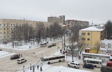В Ярославле из-за неубранных дорог автобус заблокировал проспект Ленина