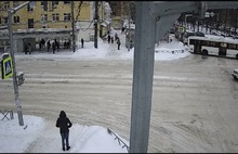 В Ярославле из-за неубранных дорог автобус заблокировал проспект Ленина