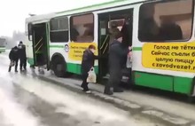 Видео из Рыбинска: пассажиры толкают автобус