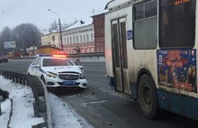В Ярославле столкнулись троллейбус и автомобиль ГИБДД