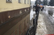 Ярославцы рискуют жизнью, пытаясь обойти лужи в центре города: видео