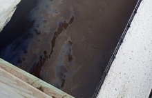 Волга в центре Ярославля превратилась в радужное нефтяное пятно