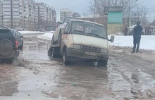 В Ярославле автомобили продолжают тонуть в лужах