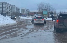 В Ярославле автомобили продолжают тонуть в лужах