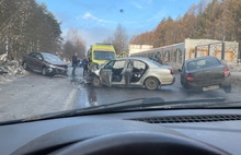 «Дорога – сплошной лед»: на месте ДТП двух авто в Ярославле работает реанимация