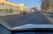 «Одна машина лежит на боку, вторая висит на заборе»: утренние ДТП в Ярославле – фото и видео