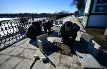 В Ярославле устраняют провалы плитки на Волжской набережной